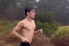 Franco Colapinto entrena bajo la lluvia y su aspecto causó sensación. Foto: captura de pantalla.