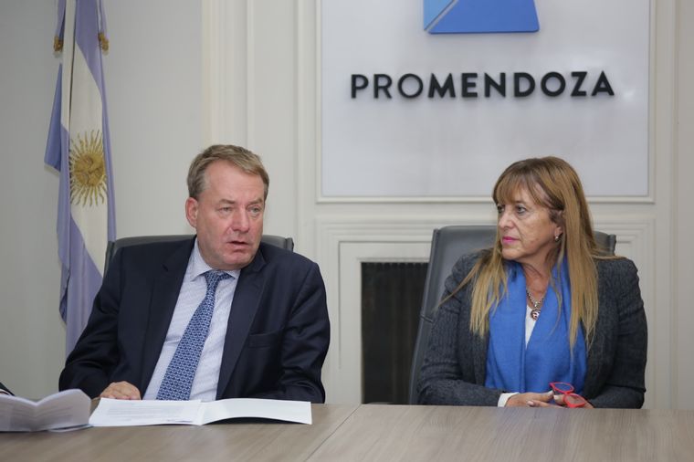 El embajador alemán en Argentina, Dieter Lamlé, y la titular de ProMendoza, Patricia Giménez Foto: Prensa Gobierno de Mendoza