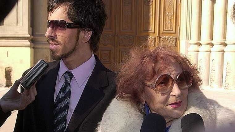 Tras salir de la cárcel, el viudo de Adelfa recordó a su difunta esposa con mucho cariño. Tras salir de la cárcel, el viudo de Adelfa recordó a su difunta esposa con mucho cariño.