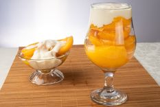 Disfrutá esta receta de duraznos con crema casera, clásica y tentadora.
