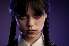 MERLINA ADDAMS JENNA ORTEGA SE PUSO EN LA PIEL DE LA ICÓNICA HIJA DE LOS LOCOS ADDAMS. Foto: https://www.infobae.com/que-puedo-ver/2022/08/17/wednesday-llego-el-primer-teaser-de-la-serie-de-tim-burton-que-protagoniza-jenna-ortega/
