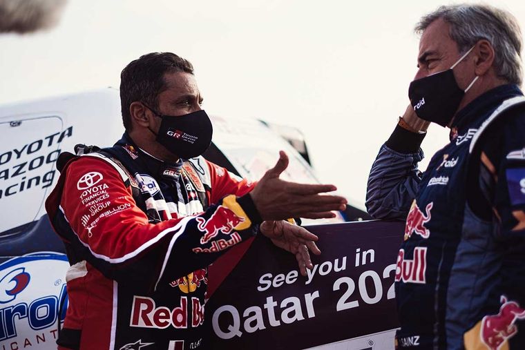 Charla de campeones entre Al-Attiyah y Sainz. Foto: Toyota Gazoo Racing