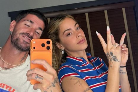 La pareja se encuentra muy feliz, La pareja se encuentra muy feliz,