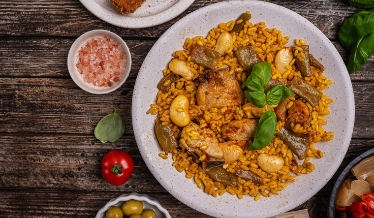 La receta de paella valenciana original no lleva mariscos.