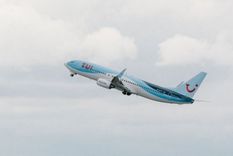 Al menos 16 pasajeros de uno vuelo de Grecia a Gales dieron positivo por coronavirus.