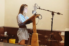 es la voz detras del gps de google maps y discute las direcciones consigo misma