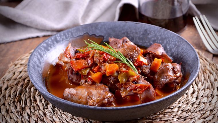 Admira este delicioso e irresistible conejo al vino tinto, perfecto para agasajar a tus amigos o familia