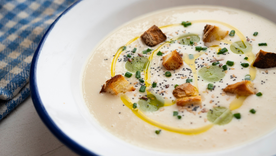 La receta tradicional no llevaba vinagre en sus primeras versiones, solo almendras, ajo y pan. La receta tradicional no llevaba vinagre en sus primeras versiones, solo almendras, ajo y pan.