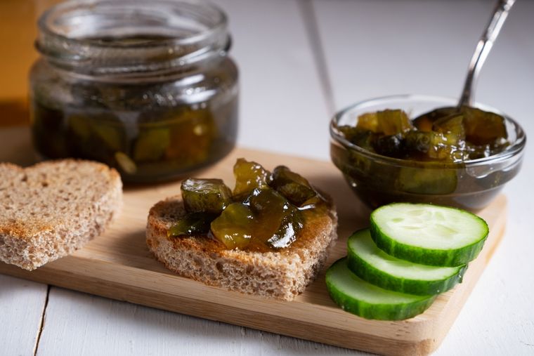 Aunque poco común, la receta de mermelada de pepino ofrece un sabor fresco y sorprendente que combina bien tanto con platos dulces como salados. Aunque poco común, la receta de mermelada de pepino ofrece un sabor fresco y sorprendente que combina bien tanto con platos dulces como salados.