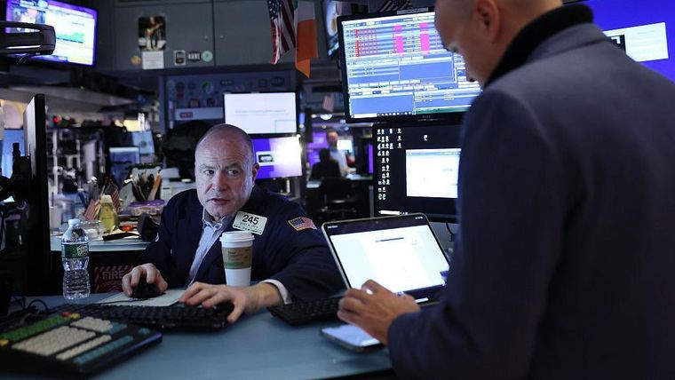 Las acciones de la Bolsa de Valores de Nueva York abrieron a la alza este lunes ante la posibilidad de un acuerdo comercial entre Estados Unidos y China.