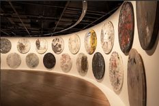La serie Diarios de Guillermo Kuitca y la nueva exposición del colectivo Mondongo junto al escritor Sergio Bizzio, bajo el título Pintura Cortada.