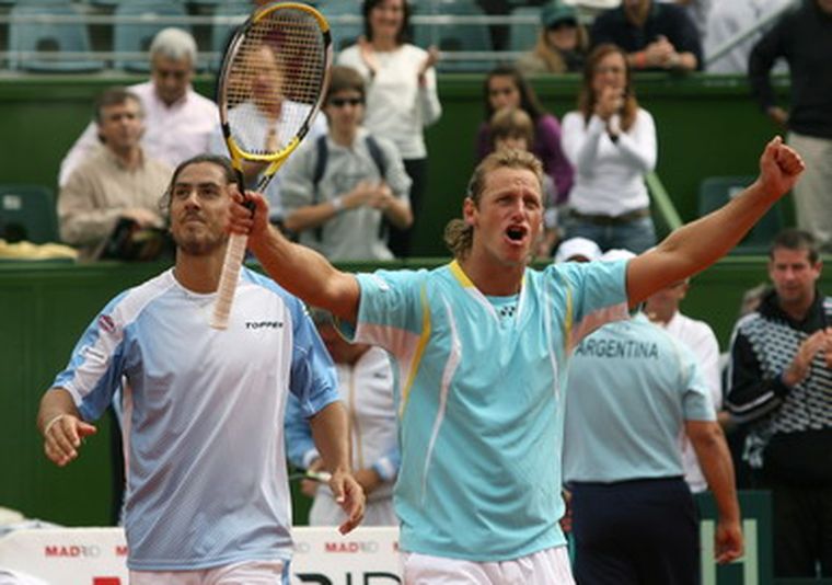 Cañas y Nalbandian festejan el triunfo con el público. Foto: NA