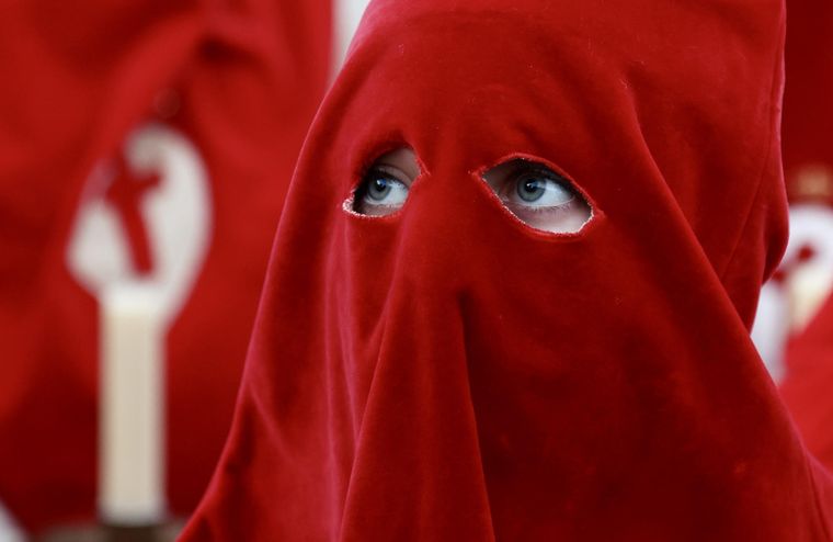 Los más de dos mil cofrades, hombres y mujeres, de la Real Hermandad del Cristo de las Injurias, realizan el juramento de silencio y arrodillados. Los más de dos mil cofrades, hombres y mujeres, de la Real Hermandad del Cristo de las Injurias, realizan el juramento de silencio y arrodillados.