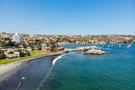 Gracias a su pendiente suave, esta playa permite caminar varios metros dentro del agua sin que cubra de inmediato. Gracias a su pendiente suave, esta playa permite caminar varios metros dentro del agua sin que cubra de inmediato.