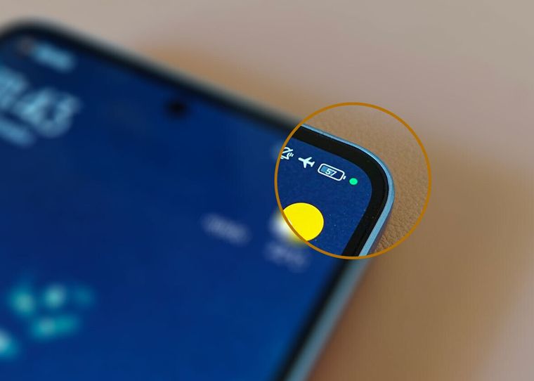 En los tel&eacute;fonos Android, el punto verde aparece en la zona superior del panel de notificaciones.