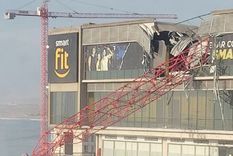 impactante: una grua cayo sobre un shopping en chile y murio una persona