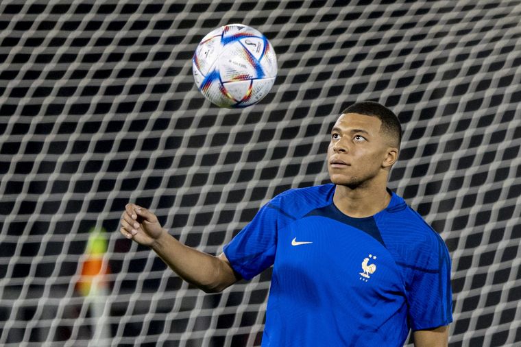 Mbappé no participó del entrenamiento de este martes en la selección de Francia por una molestia en uno de sus tobillos. Foto: EFEE
