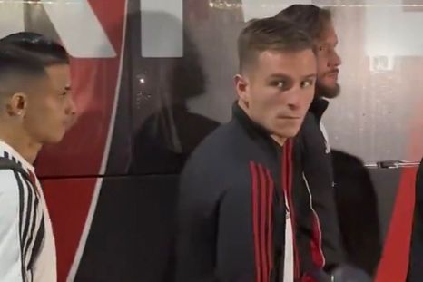 Giuliano Galoppo desafió con la mirada a un hincha de River tras la eliminación de la Copa Argentina. Giuliano Galoppo desafió con la mirada a un hincha de River tras la eliminación de la Copa Argentina.