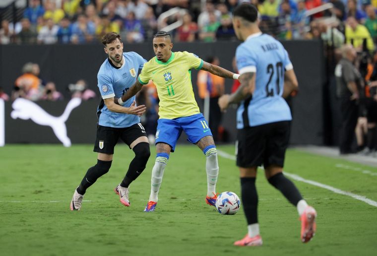 Raphinha recibe ante la marca uruguaya. Foto: EFE