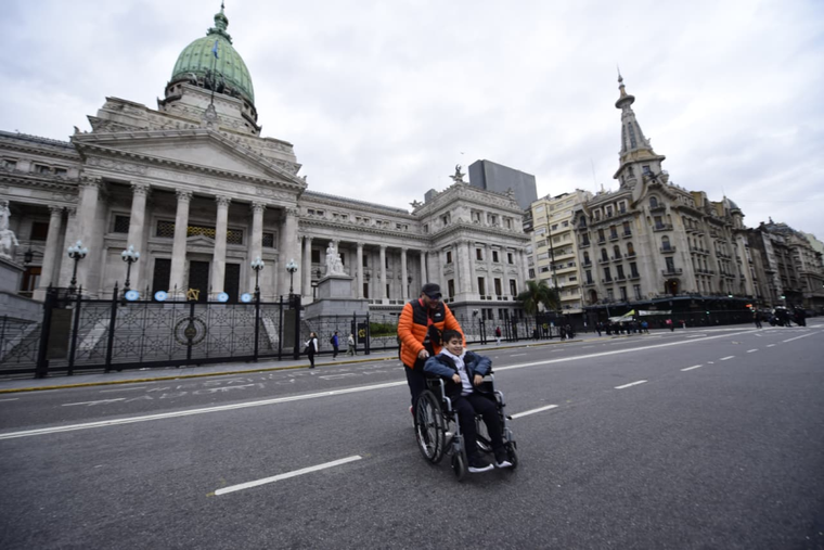 Los manifestantes en la marcha por la emergencia en discapacidad y jubilados en el Congreso. Los manifestantes en la marcha por la emergencia en discapacidad y jubilados en el Congreso.