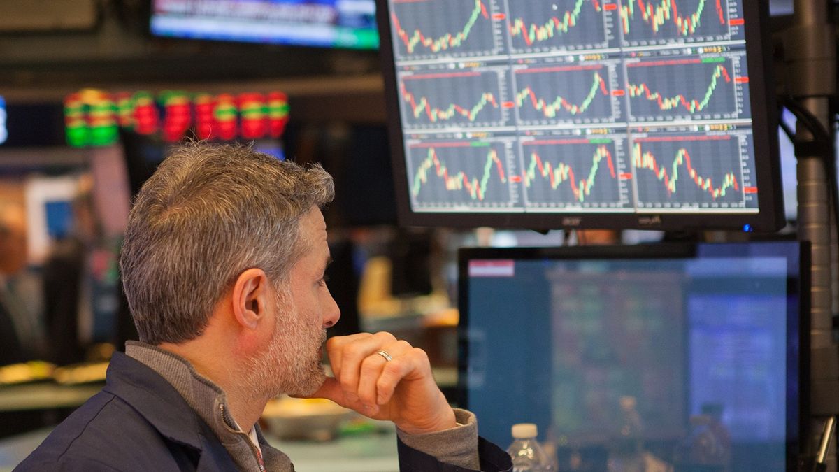 Fuerte baja en los dólares "blancos", el blue estable y las acciones se van a pique