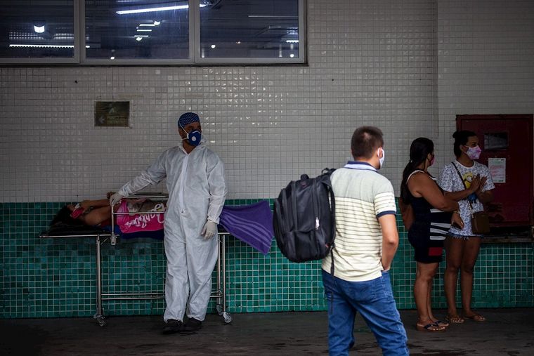 Un paciente espera atención médica en un hospital de Manaos. Foto: EFE