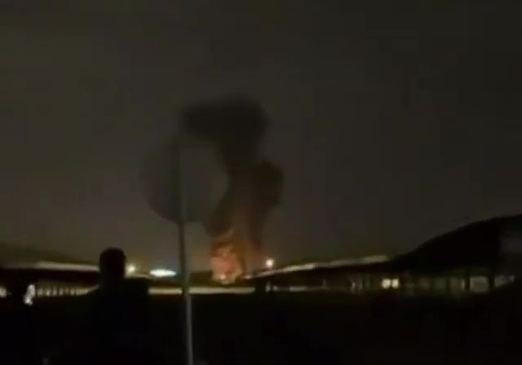 Drones impactan un tanque de combustible en el aeropuerto de Kuwait y provocan un incendio.
