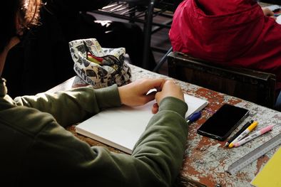 MDZol | Los niños y niñas de una de las dos escuelas primarias que hay en Ugarteche necesitan un banco en un colegio secundario de la zona. Foto: ALF PONCE MERCADO / MDZ