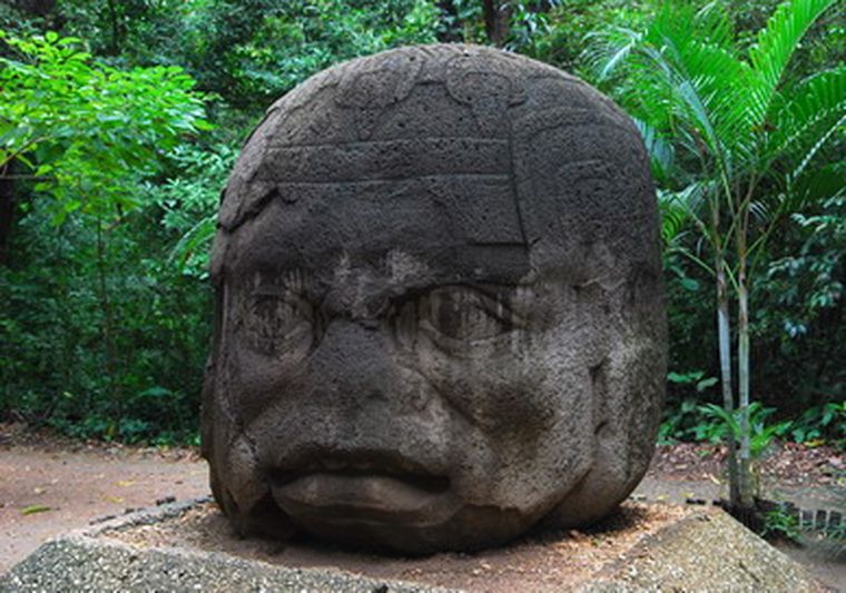 Cabeza monumental olmeca conocida como El Viejo Guerrero. Foto: EFE