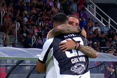 El abrazo entre Gago y Galván fue uno de los focos elegidos por los hinchas. Foto: captura de TV El abrazo entre Gago y Galván fue uno de los focos elegidos por los hinchas. Foto: captura de TV
