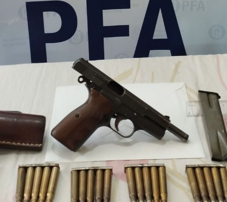 Encontraron armas y municiones en el departamento de la hija de dos sospechosos en el Chaco Foto: X  @arrguille