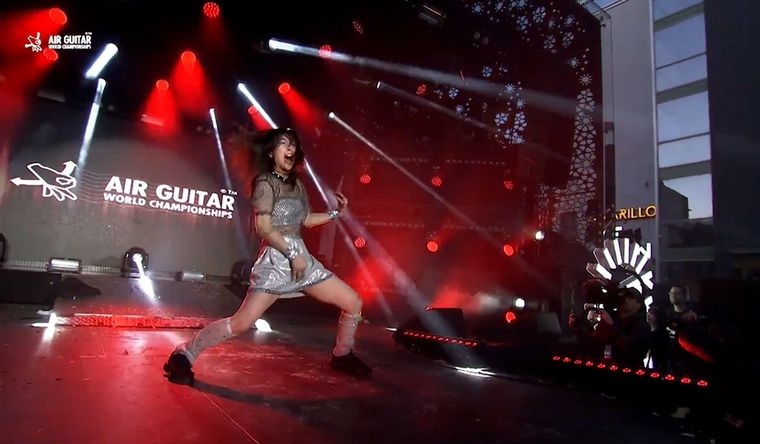 Guitarra imaginaria Nanami, durante su actuación en el Mundial. Foto: AirGuitarWorl Champion2023.