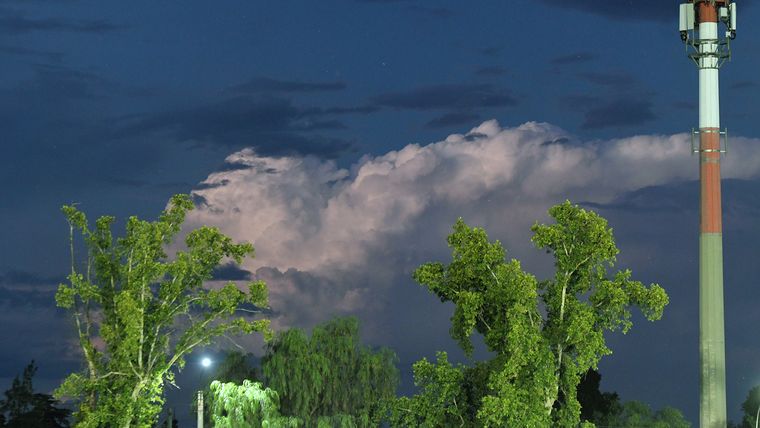 El pronóstico del SMN mantiene alertas por tormentas en nueve provincias y por lluvias en Mendoza.