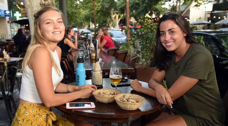 Valentina Estrella con su amiga Luciana Ruffolo. Foto: Pachy Reynoso/MDZ
