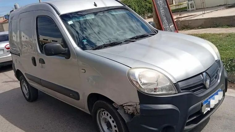 Un papá estacionó su utilitario Renault Kangoo frente a una farmacia y se bajó a comprar. En el interior quedaron su hijo de 10 y sus hijas mellizas de 7. Un delincuente se subió y robó el vehículo con los niños adentro.