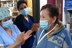 El personal del hospital se emocionó al despedir a Ana Camorano, que estuvo internada por más de 100 días. El personal del hospital se emocionó al despedir a Ana Camorano, que estuvo internada por más de 100 días.