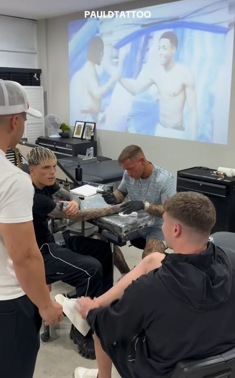 Generó controversia la imagen de Garnacho sosteniendo un cigarrillo electrónico mientras le realizaban un nuevo tatuaje. Generó controversia la imagen de Garnacho sosteniendo un cigarrillo electrónico mientras le realizaban un nuevo tatuaje.