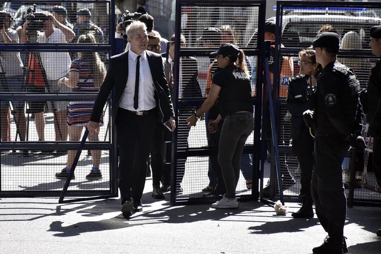 El abogado Fernando Burlando ingresando a los tribunales de Dolores. Este viernes fue la quinta jornada del juicio. Foto: Noticias Argentinas