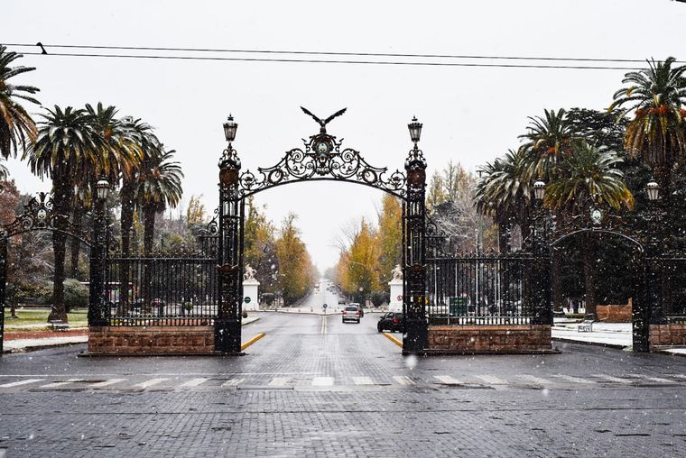 La nieve cubrió el llano de Mendoza durante la madrugada y la mañana del domingo. La nieve cubrió el llano de Mendoza durante la madrugada y la mañana del domingo.