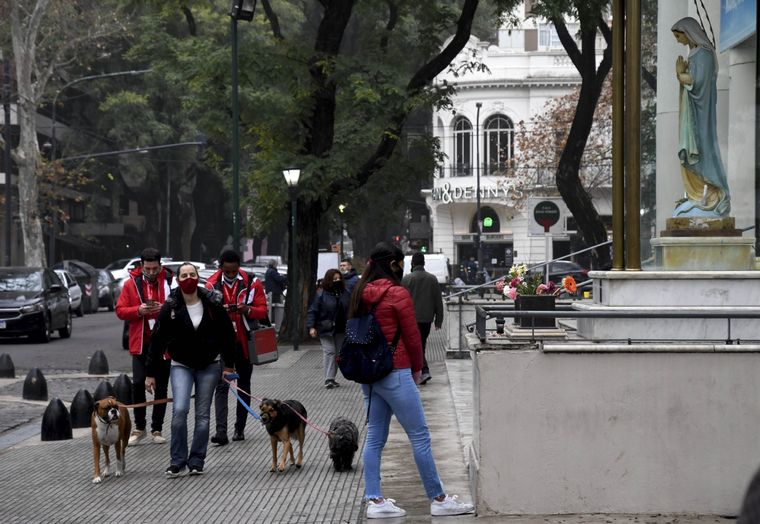 Los paseadores de perros fueron habilitados en Buenos Aires. Foto: Télam