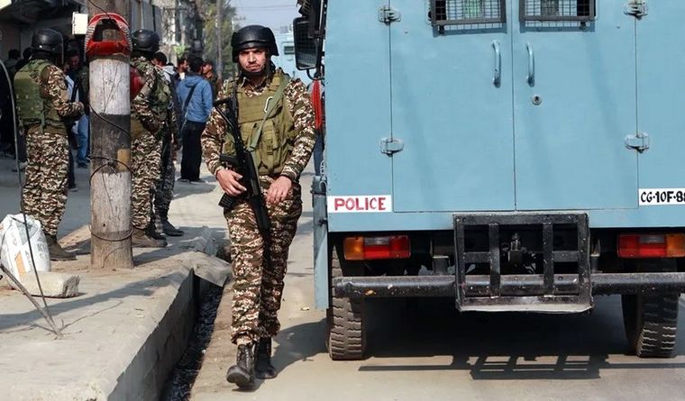 Un soldado paramilitar indio patrullando. Foto: Efe.