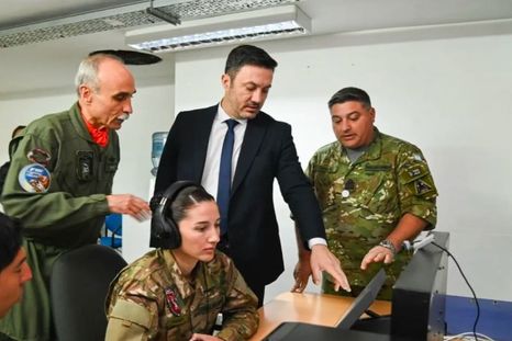 Petri junto al flamante jefe de la Fuerza Aérea. Foto: Defensa