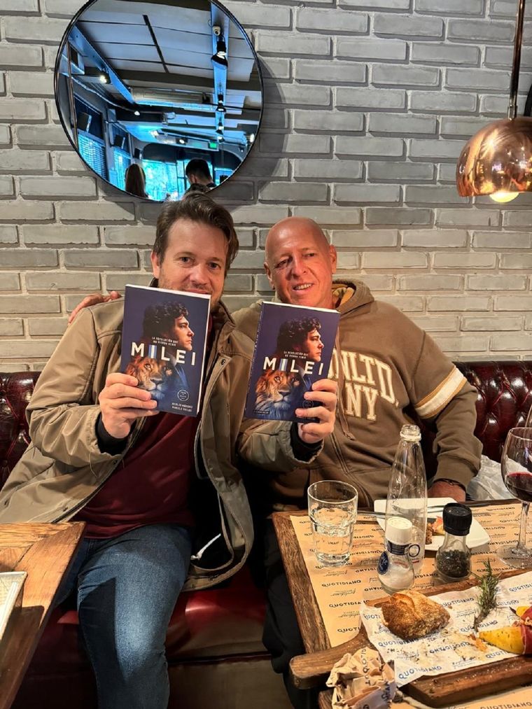 Nicolás Márquez junto a un fans brasileño. Foto: X: Nicolás Márquez