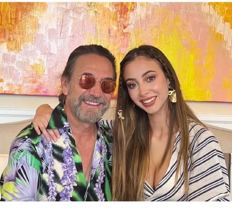 Marco Antonio Solís y junto a su hija menor Marla.