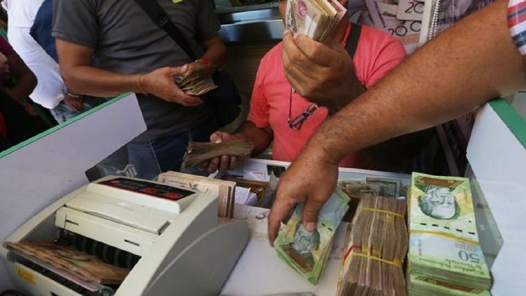 El salario mínimo en Venezuela se mantiene estancado desde marzo de 2022, perdiendo considerablemente su poder adquisitivo debido a la hiperinflación y la devaluación del bolívar.