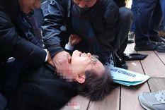 Lee es atendido, luego de sufrir el ataque en un acto público. Foto: Efe.