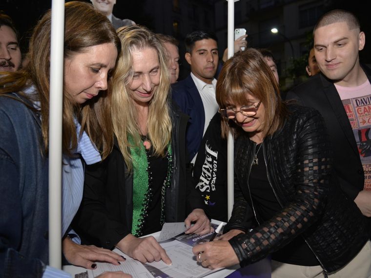 El día que Patricia Bullrich se afilió a La Libertad Avanza bajo la mirada de Karina Milei y Pilar Ramírez. El día que Patricia Bullrich se afilió a La Libertad Avanza bajo la mirada de Karina Milei y Pilar Ramírez.