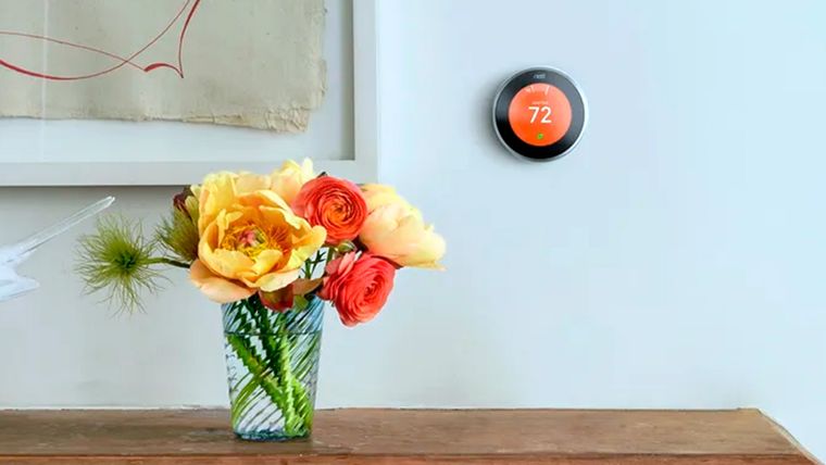 Mientras que algunos prefieren mantener una temperatura constante, otros pueden optar por termostatos programables, que permiten una temperatura más baja durante el sueño. Foto: Nest