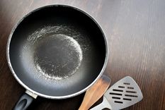 El teflón se salta de las superficie y su consumo es peligroso para la salud.