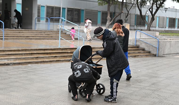 Mientras la ola polar golpea Mendoza con heladas y nieve, familias enteras siguen yendo a los hospitales para no faltar a sus controles de salud. Mientras la ola polar golpea Mendoza con heladas y nieve, familias enteras siguen yendo a los hospitales para no faltar a sus controles de salud.